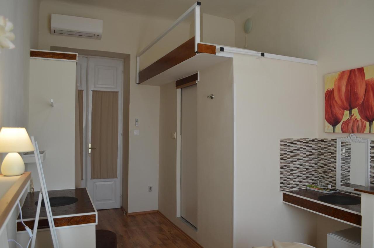 Rooms & Apartments Infinity Fiume Esterno foto