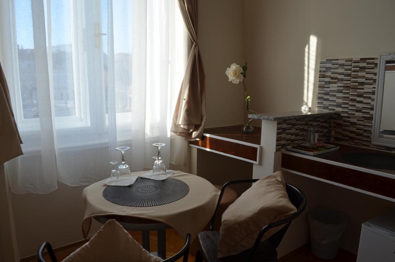 Rooms & Apartments Infinity Fiume Esterno foto